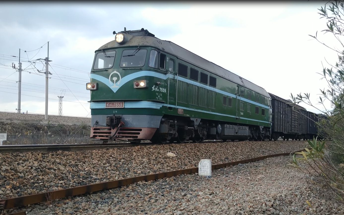 广铁怀段东风4b7659牵引货运列车,通过珍珠塘村柳荷塘