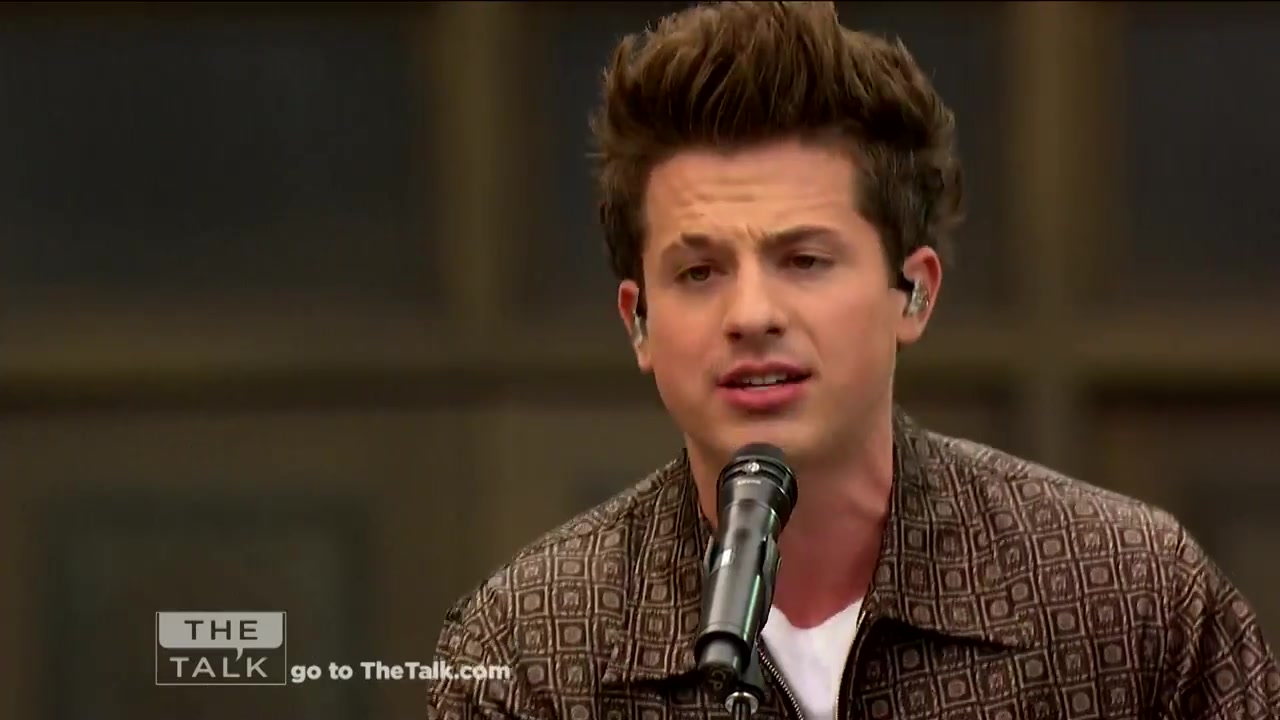 [图]【Live】全场大合唱！断眉 Charlie Puth 户外现场演唱 Attention