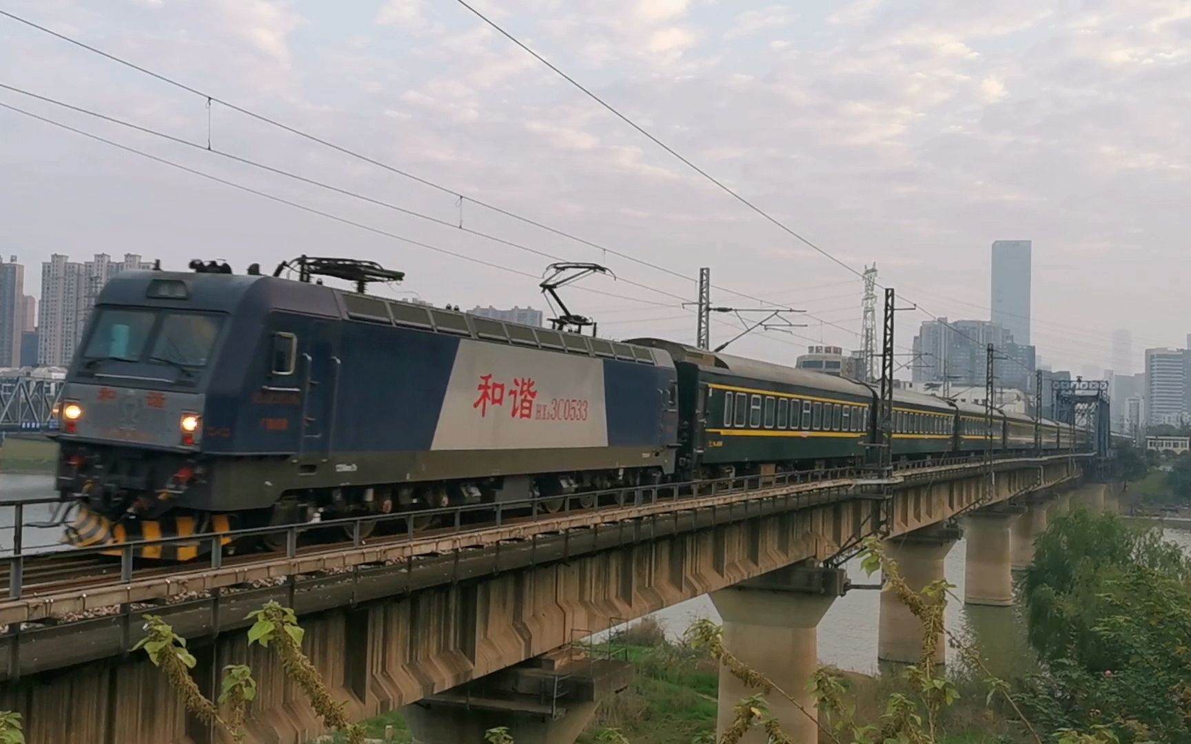 06 广铁长段hxd3c-0533 牵引 客车k502(长沙-成都东) 丝茅冲站2道通过