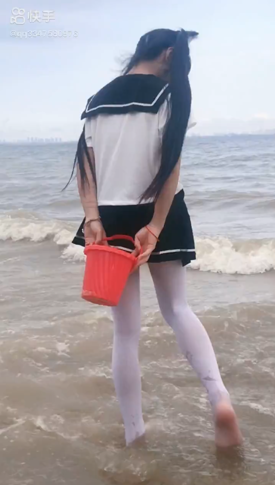 海滩上的白丝水手服哔哩哔哩bilibili