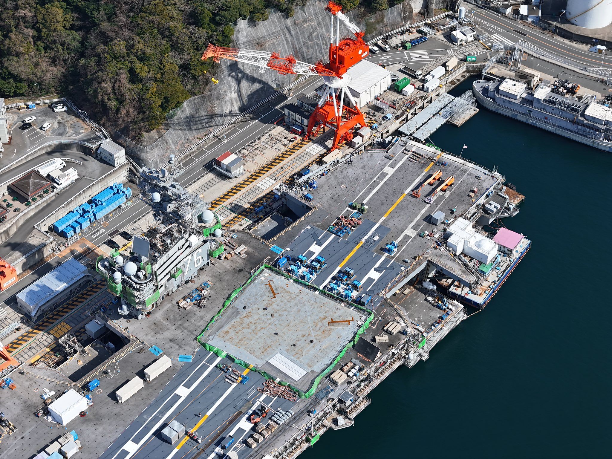 日本横须贺海军基地内,一架无人机飞越里根号航母甲板