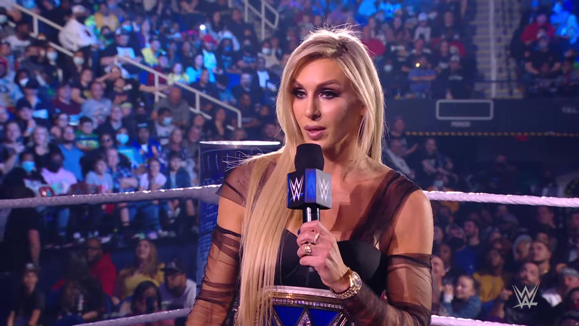 夏洛特·弗莱尔用馅饼当面羞辱托尼·斯托姆:2021年11月26日,斯马克敦