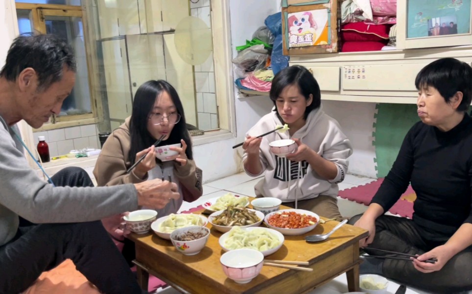 孙女回来,爷爷背着吊袋包饺子,鲅鱼韭菜馅,一家人好久没聚餐哔哩哔哩bilibili