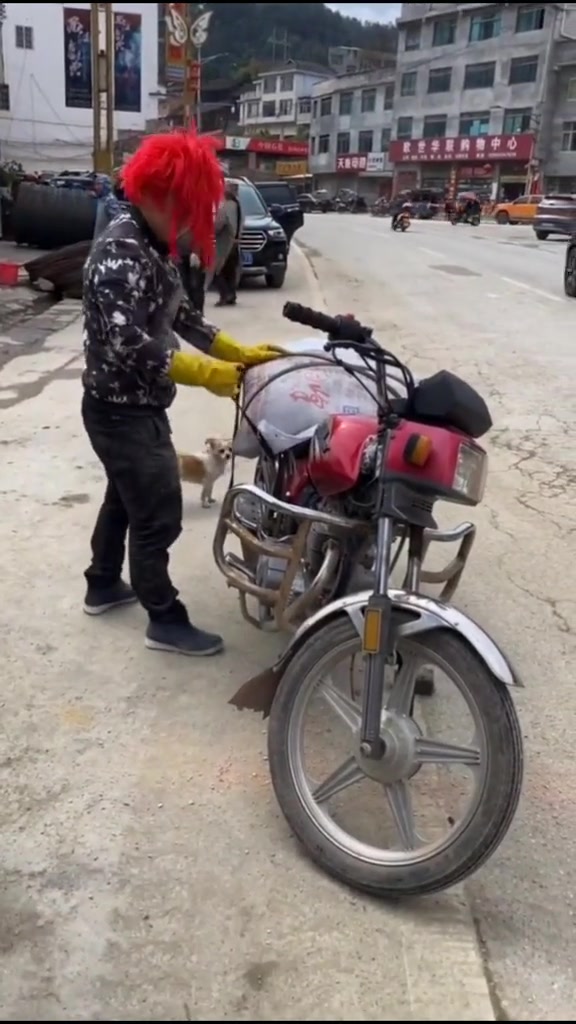 37葬爱家族杀马特贵族村口集合