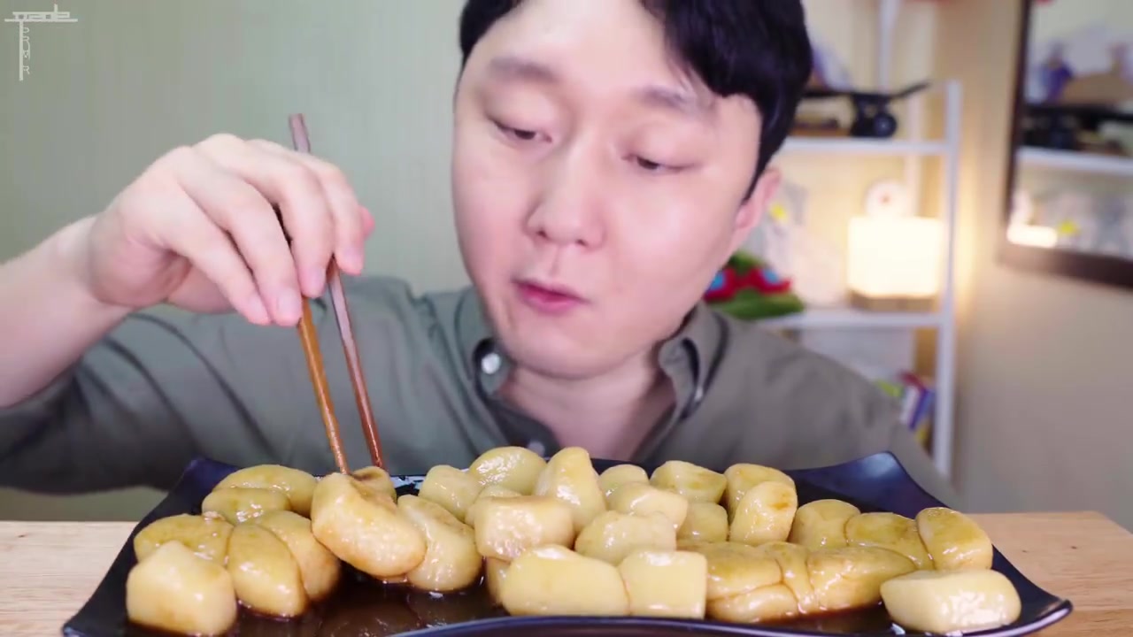 韩国吃播咀嚼音屋塔房小哥吃掉这一整桌油光铮亮的小米糕