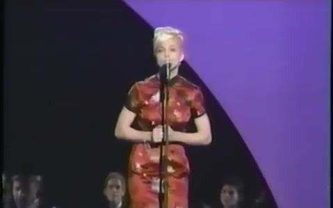 [图]【论一首热单如何沦为弃女】Madonna - Take A Bow (Live 1995 AMA with Babyface）