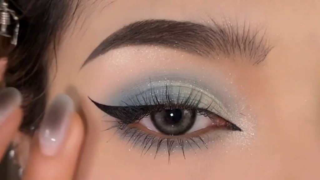 拉长眼型的上挑眼线怎么能不爱呢