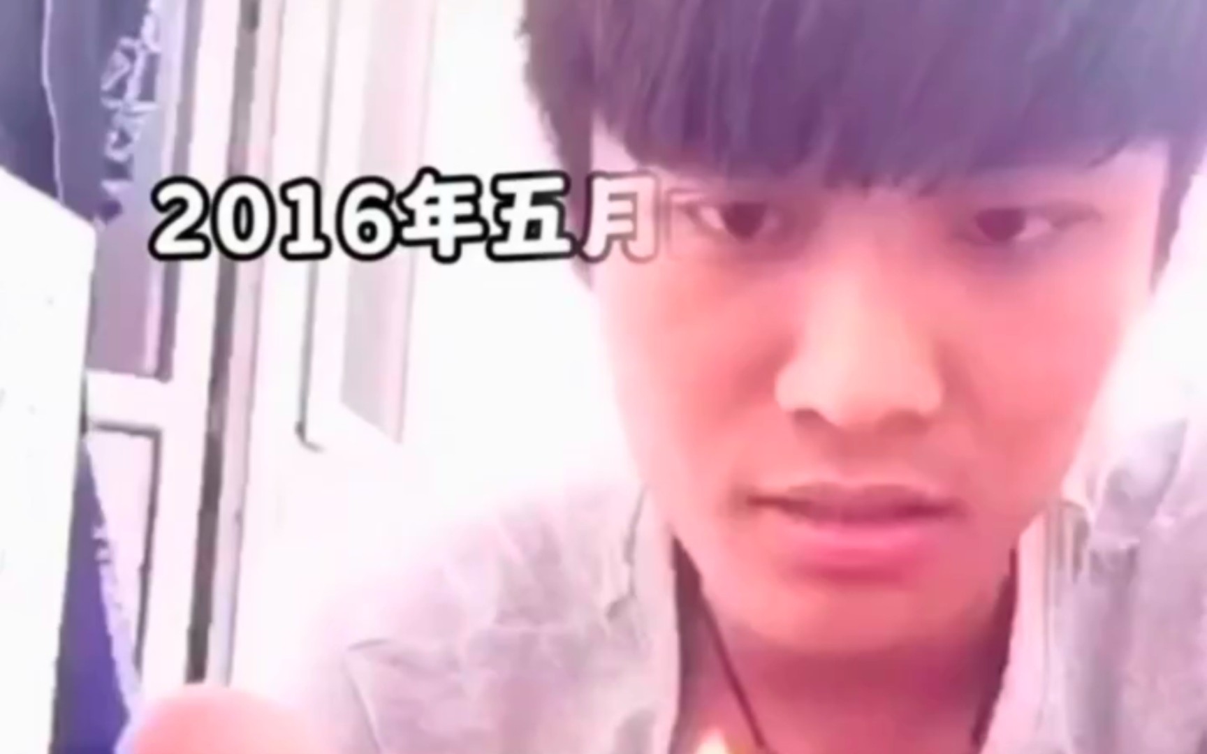 大杨哥累的趴行李箱上睡觉,此时,距离他们新的人生开启还有两年 #疯狂