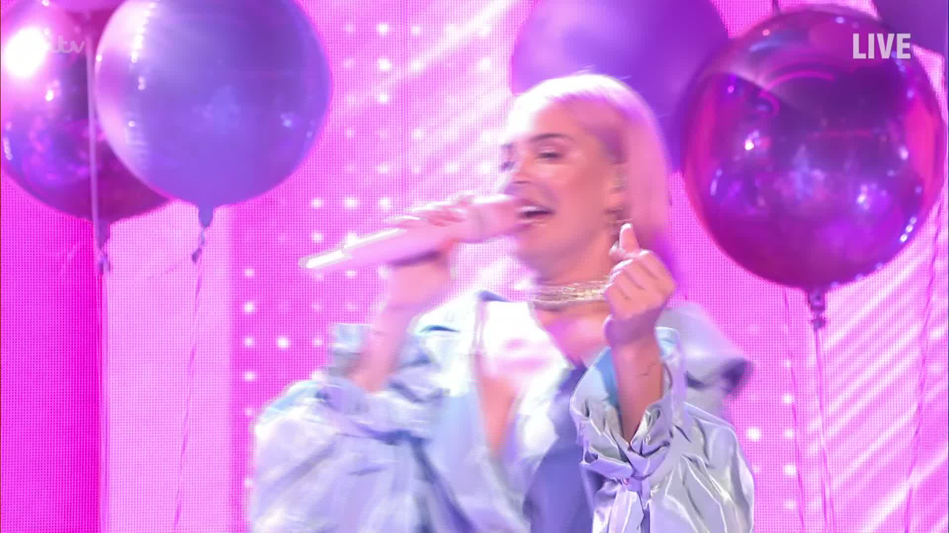 [图]Anne-Marie - Birthday (Ant & Dec's Saturday Night Takeaway S16E02)