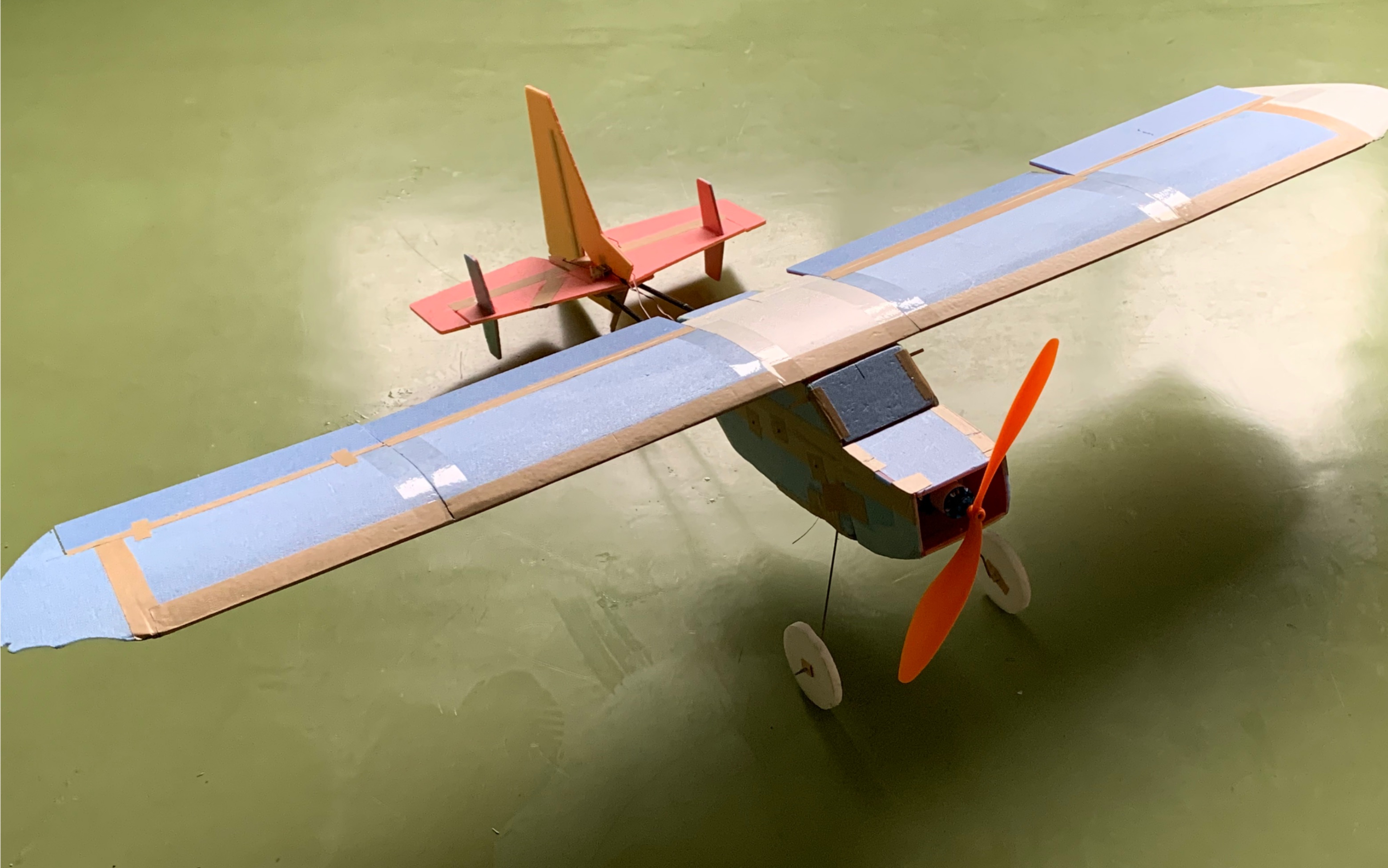 自制固定翼航模,在体育馆飞_哔哩哔哩 (゜-゜)つロ 干杯~-bilibili