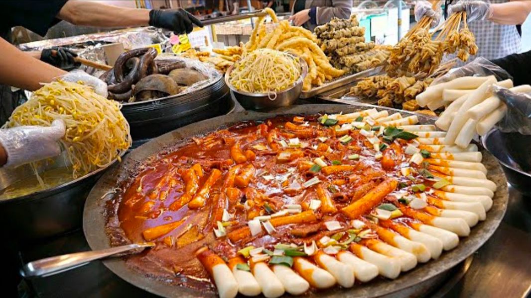 年糕条,炒年糕,油炸食品,鱼饼,血肠 / 韩国街头小吃(2024