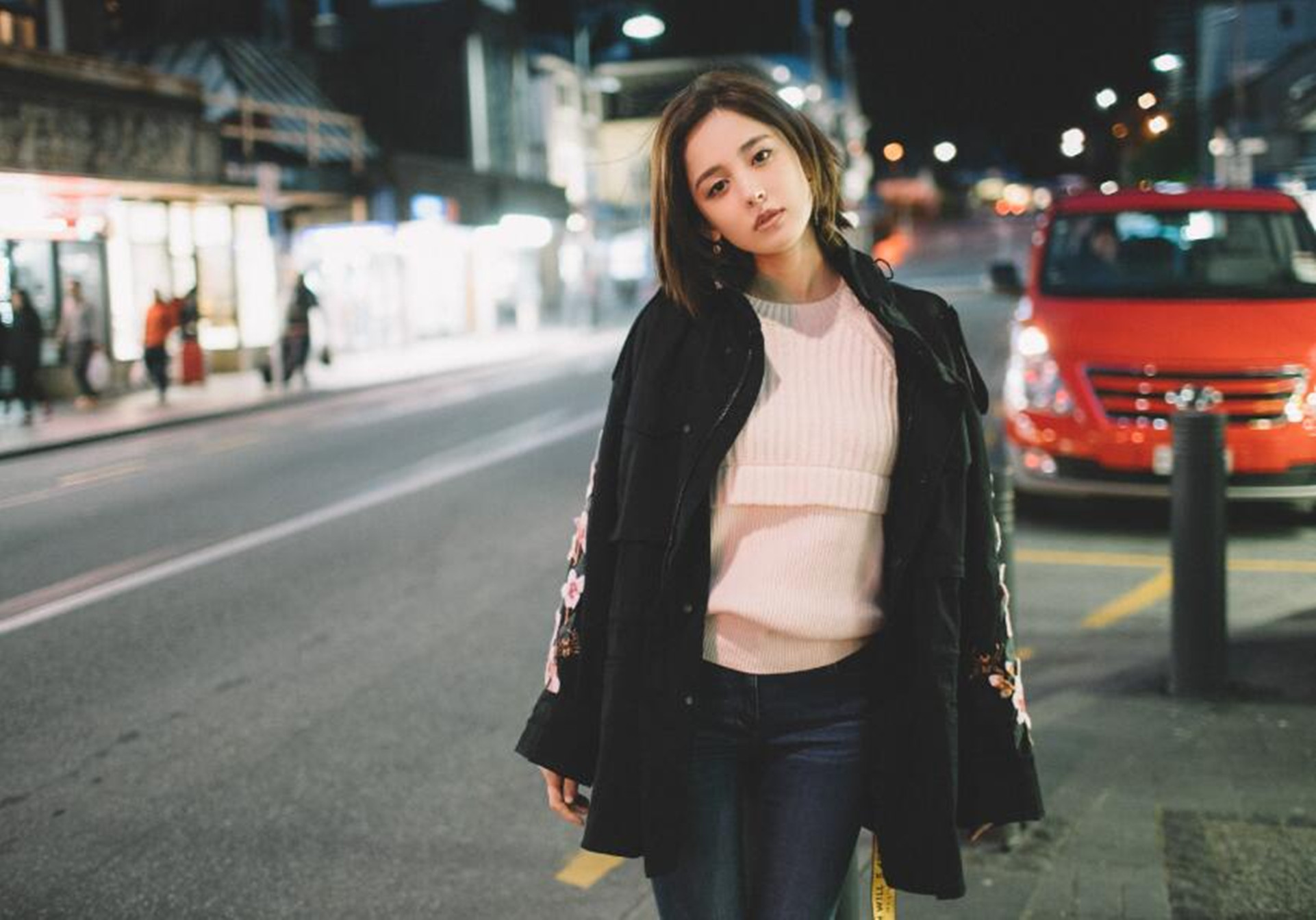 古力娜扎打扮时髦大秀纤细美腿,气质清新超迷人,甜美可人似初恋