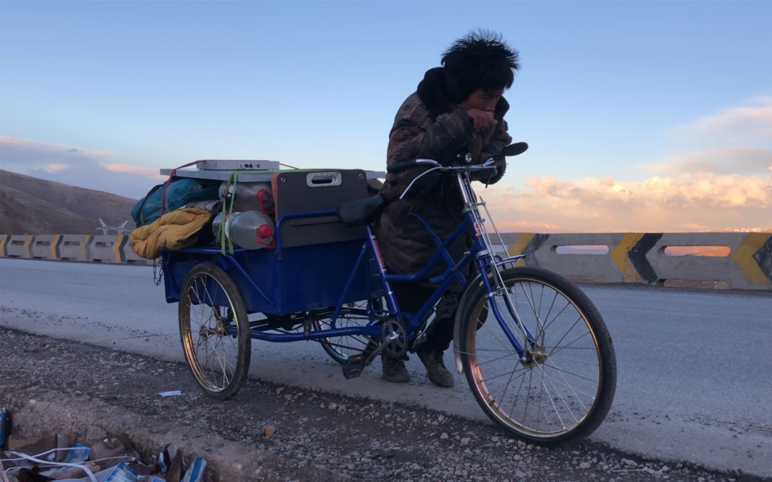 骑人力三轮车去西藏,成功翻上4493米垭口.还捡到了空房子