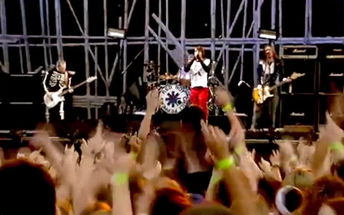 [图]Red Hot Chili Peppers - By the Way & Scar Tissue - Live at Slane Castle