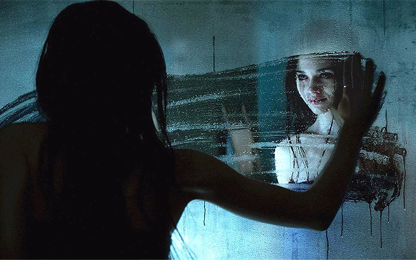 畸形女孩被亲爸活埋,于是附身在同胞姐妹身上,展开疯