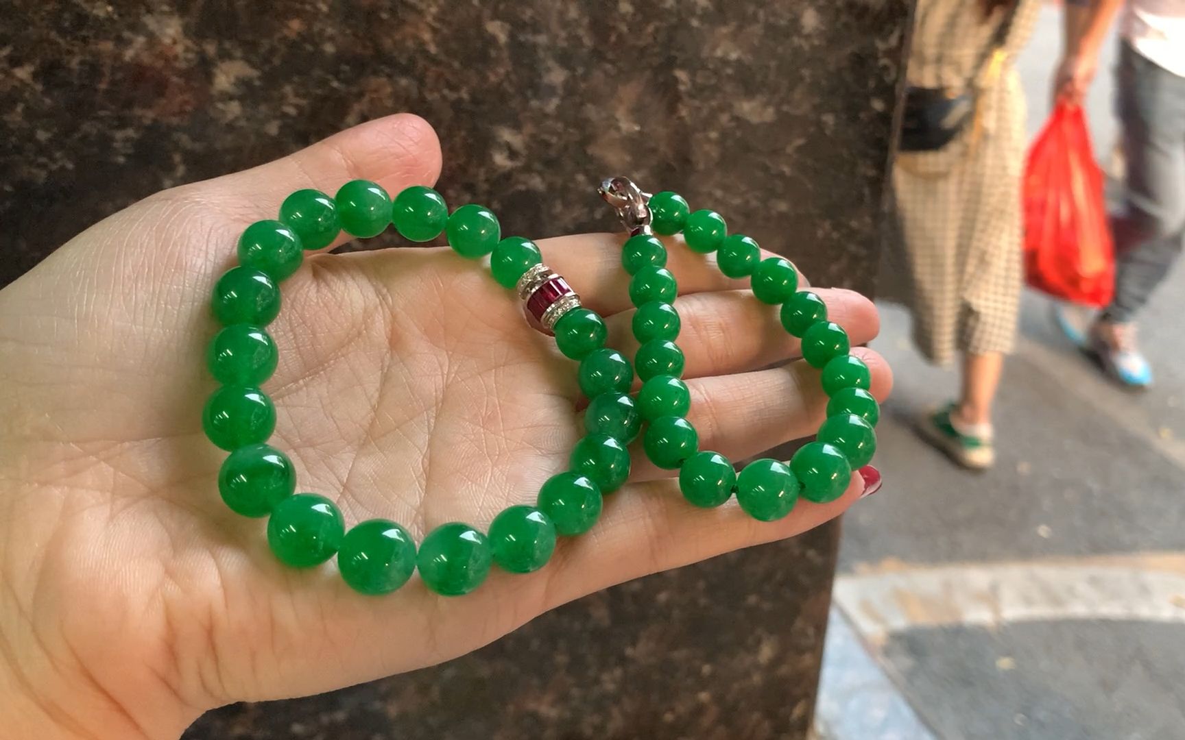 满绿翡翠珠链,君宝随意报的一个数!货主直接让君宝刷卡带走?