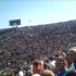 B-2轰炸机飞越橄榄球场时观众全体起立欢呼，美式爱国主义教育