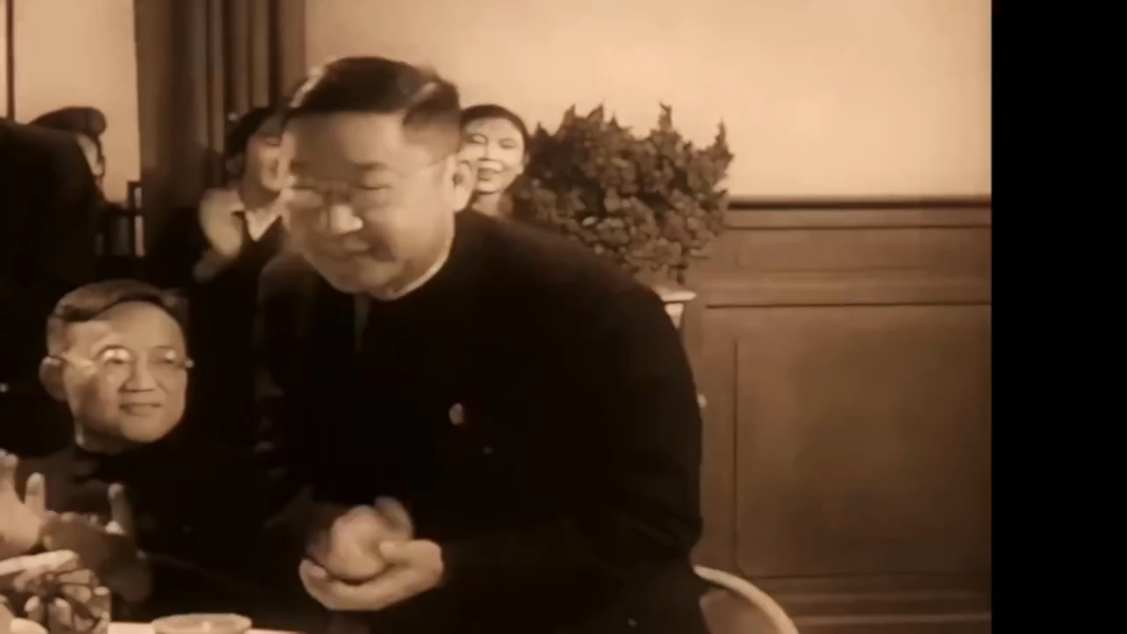 1966年某日清晨，老舍被打的遍体鳞伤，他独自来到太平湖坐了一天，八月二十... 哔哩哔哩