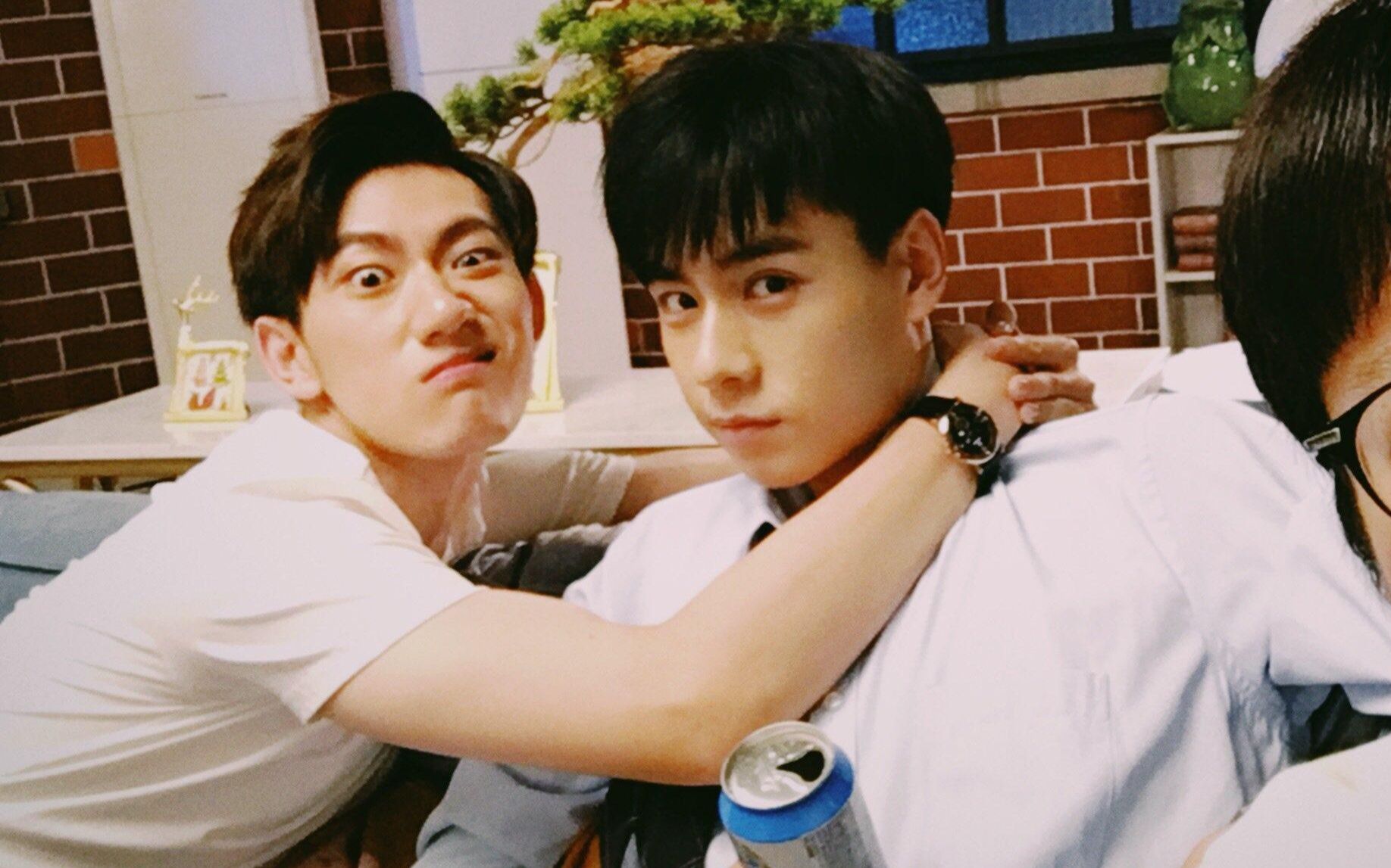 胡一天一听要跳滑翔伞,吓得直往地上跪,魏大勋:怂的还有你吗?