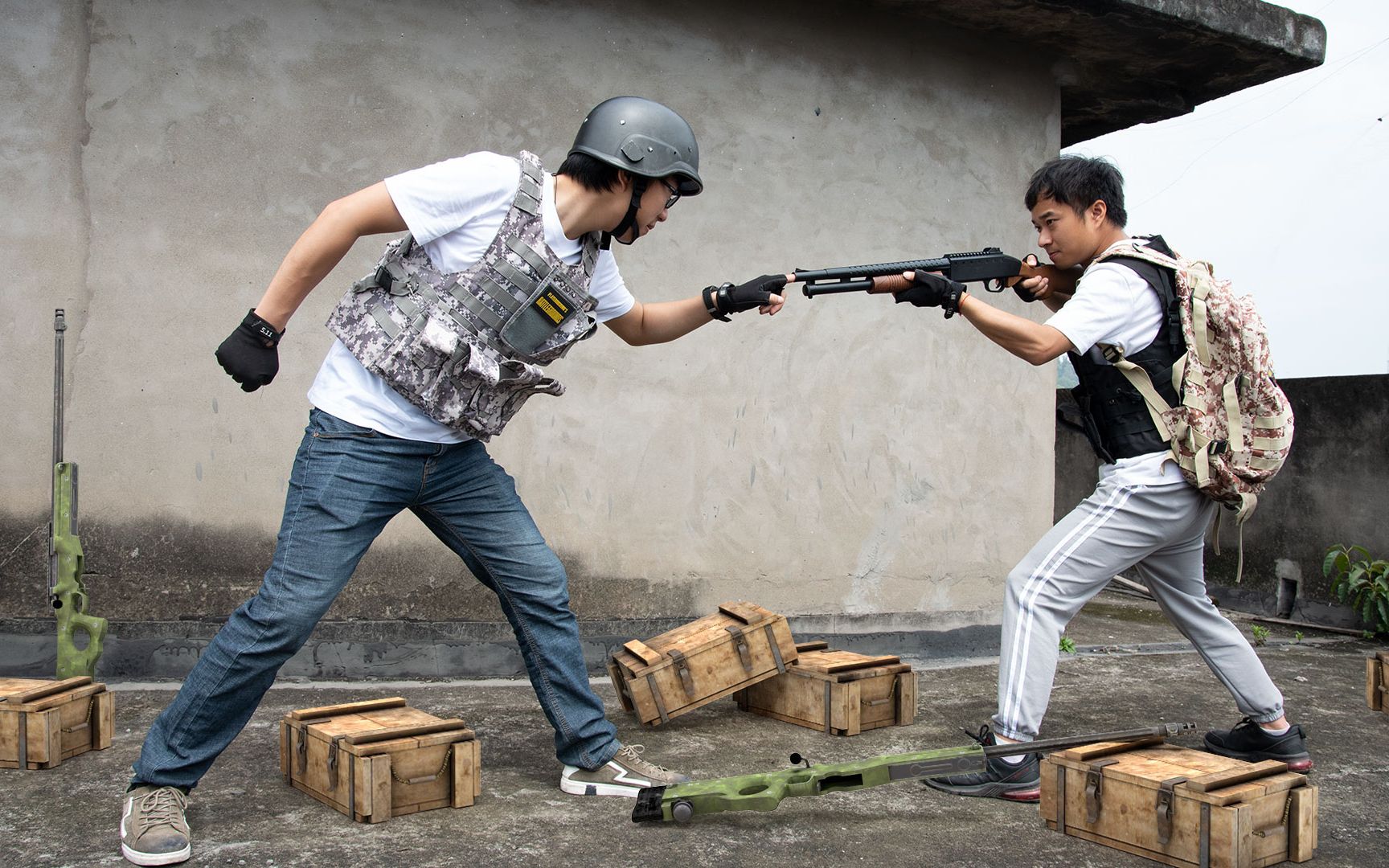 绝地求生真人版:无敌战神教你落地没枪怎么办?神操作手指堵墙管