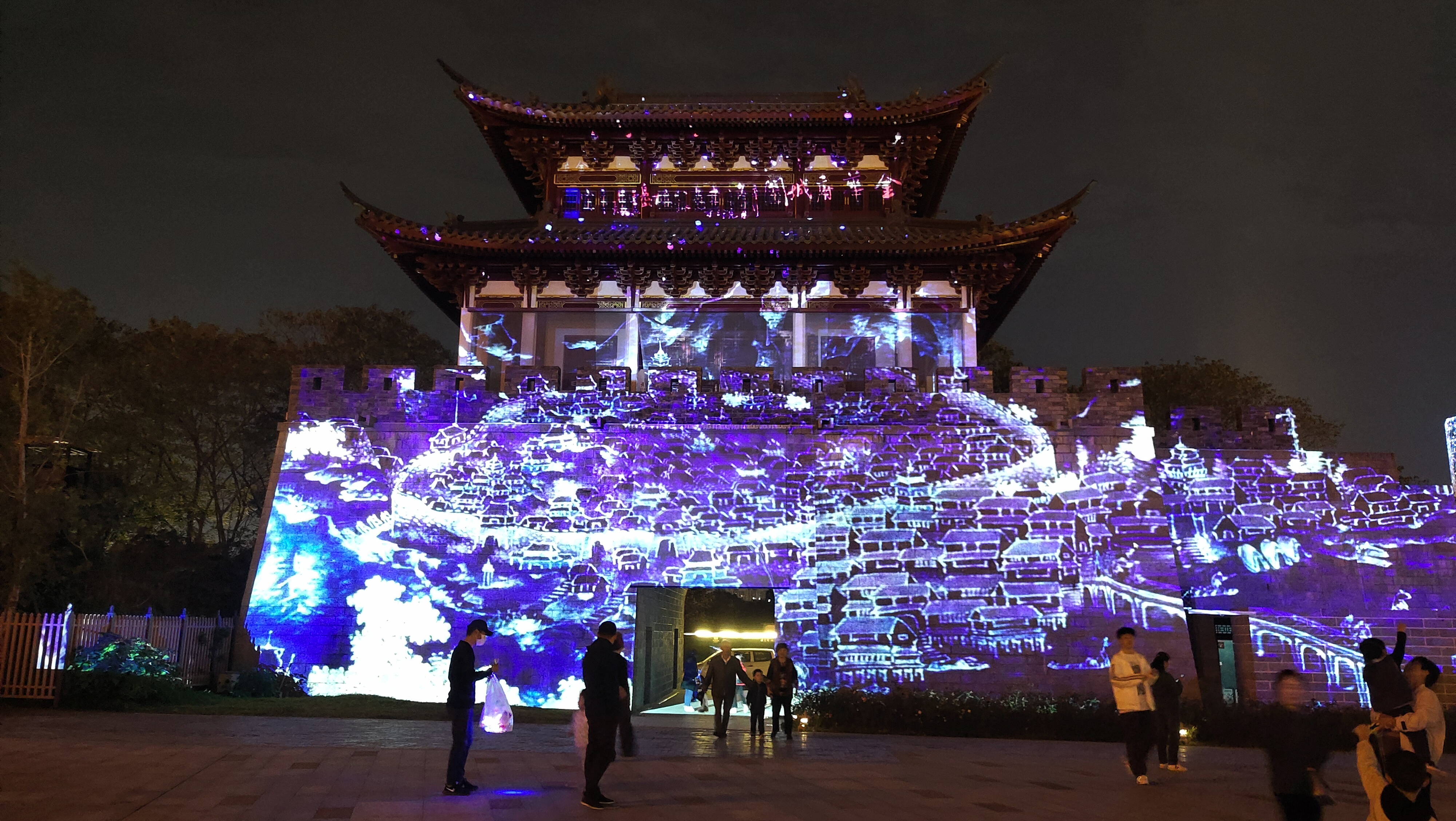 金华万佛塔,夜色中金光熠熠,创意投影光怪陆离,网红打卡地_哔哩哔哩