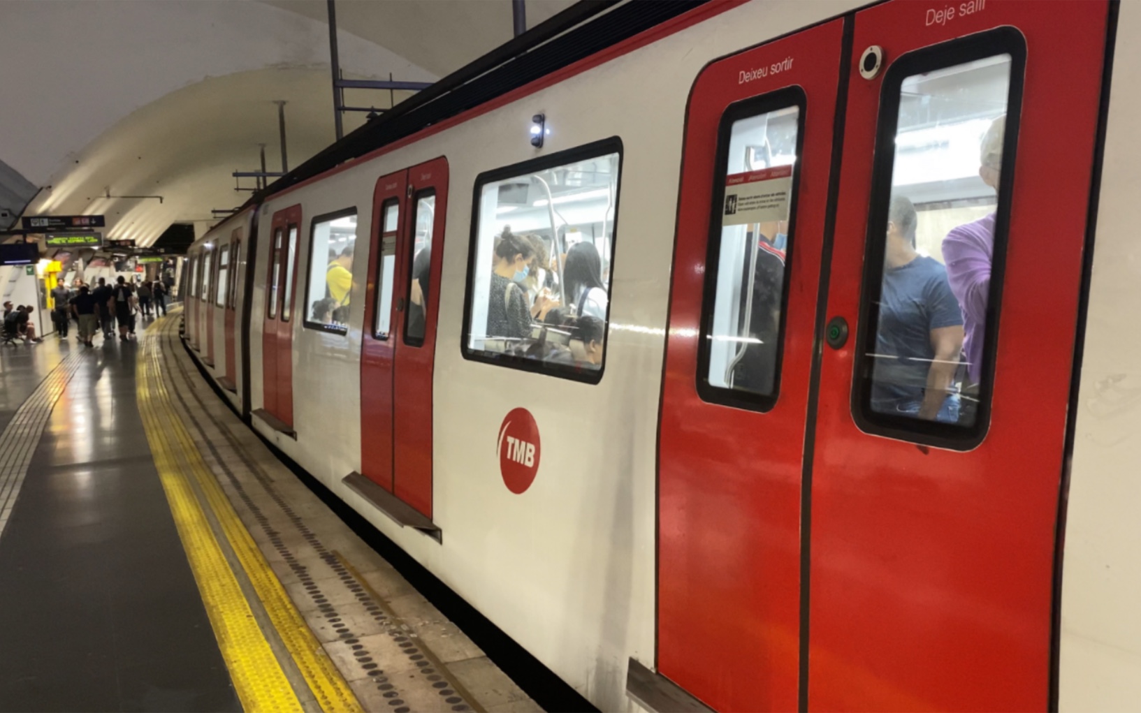 西班牙巴塞罗那地铁l1线列车出espanya西班牙广场车站