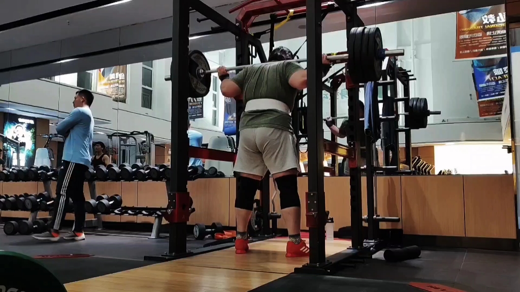 深蹲积累记录 200kg*5200已经变成很轻松的重量了