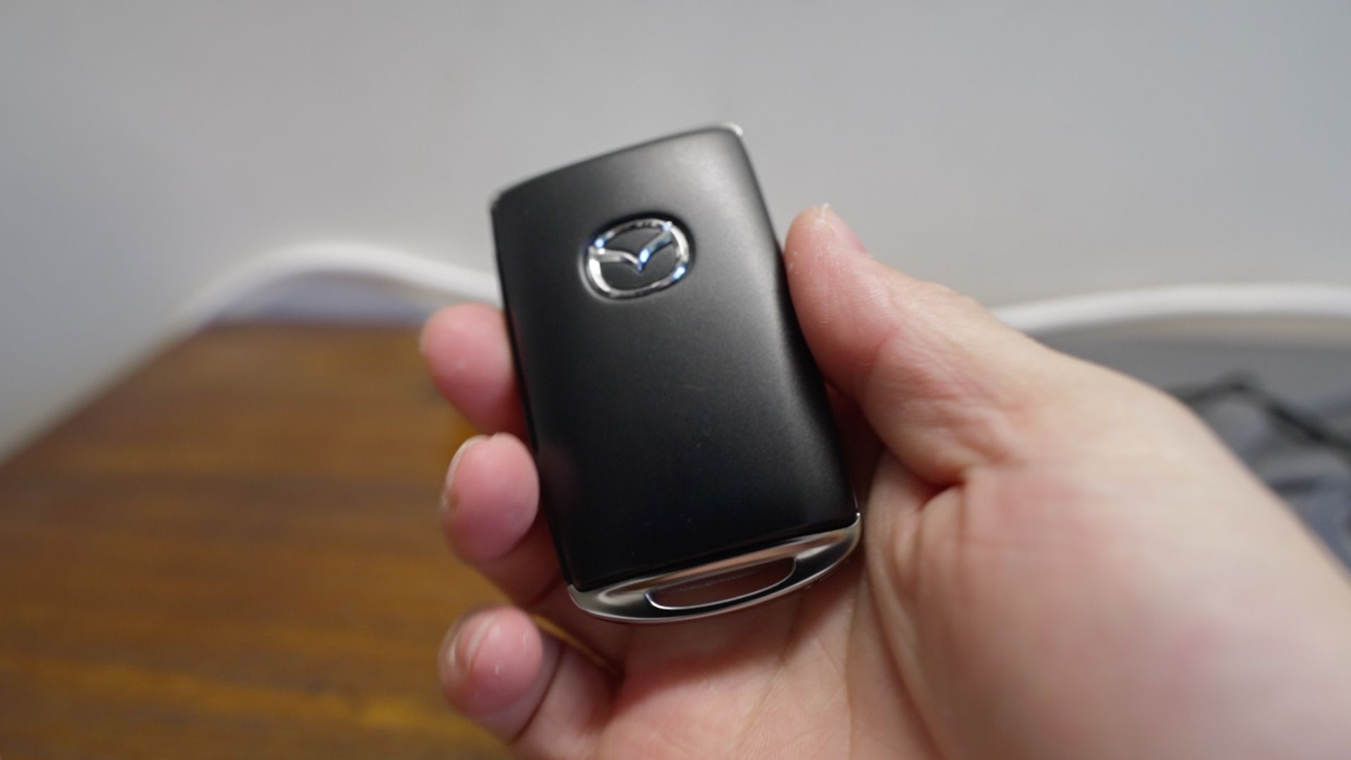 次世代马自达3的钥匙没电了,给它换个电池