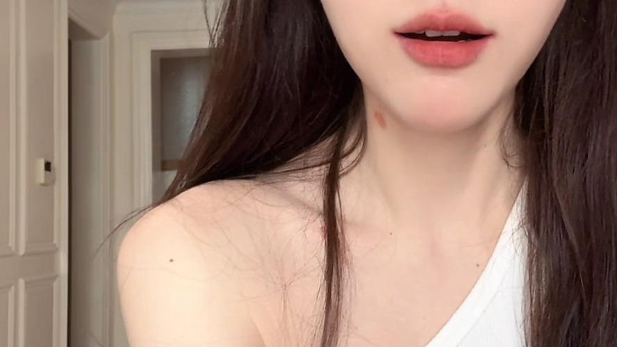 丹丹丹 好身材美女 自己在脖子上种草莓