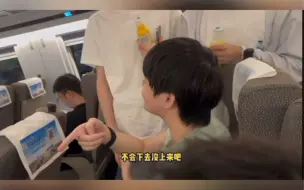 Télécharger la video: 【鼓浪屿】xxy “还不吃吗？” 汤圆 “不吃啊，饿着。”孩子又嚷着减肥不吃晚饭了