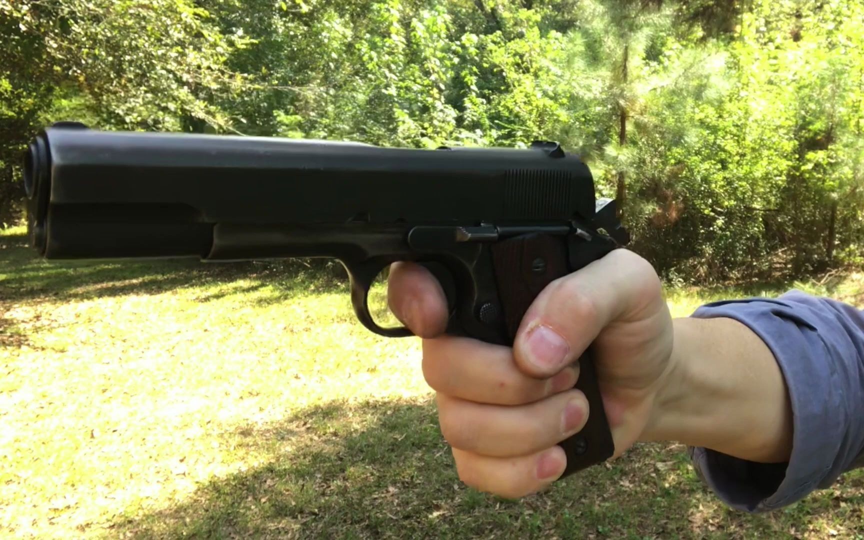 拍摄 由斯普林菲尔德兵工厂生产的1911年式.45口径手枪