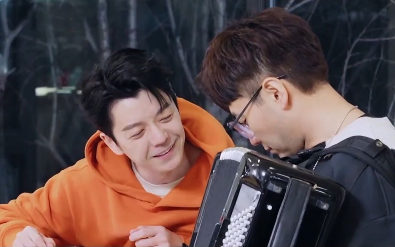 王铮亮手风琴伴奏 王栎鑫哼唱《贝加尔湖畔》