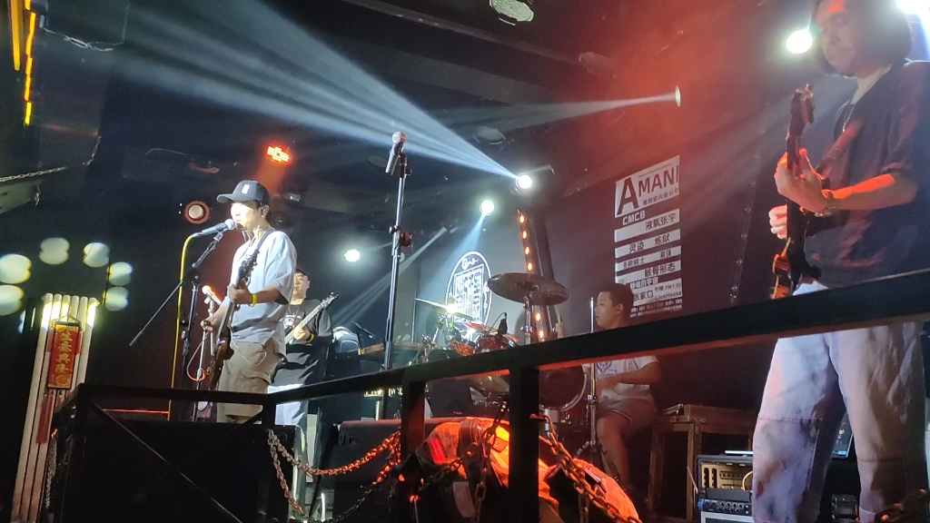 紫环乐队现场《教堂》我和爸爸还有叔叔们一起同台演出,嘻嘻