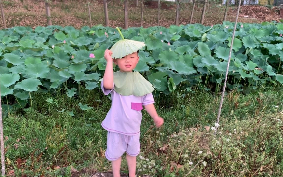 宝贝用荷叶做的衣服和帽子漂亮吗