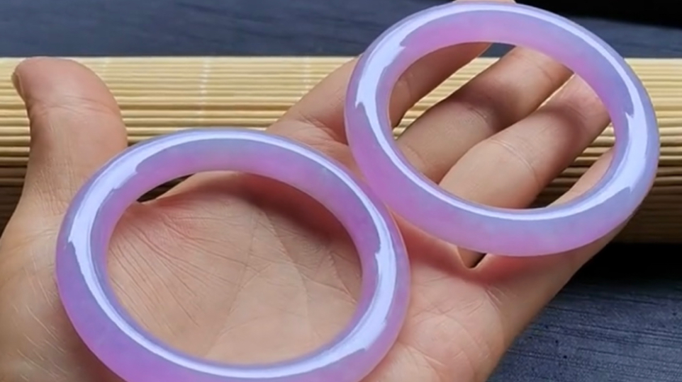 紫色镯子千千万,能衬托你的气质,还能传承,这对粉紫手镯能不能打动你