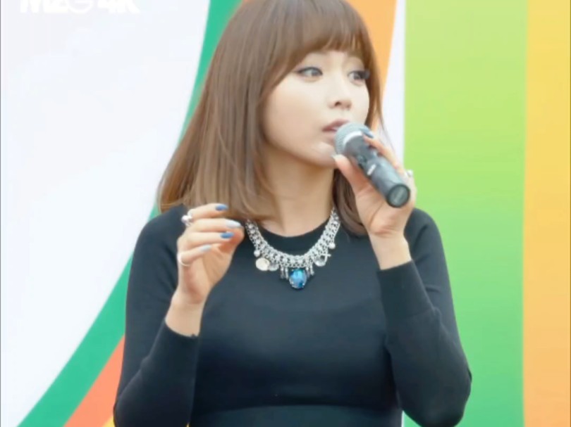 141003 美丽的洪真英 在华城孝马拉松演出现场