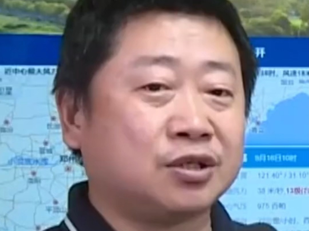 浙江一官员3天穿同一件衣服出镜,被指有损公务员形象.本人道歉:台风登陆一直上班,还没来得及换衣服.哔哩哔哩bilibili