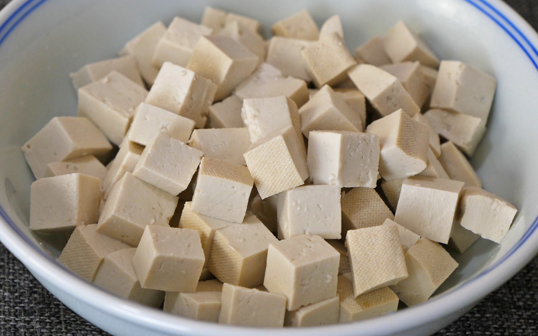 豆腐切成丁,上锅蒸一蒸,连吃一个月也吃不腻,每次做都不够吃