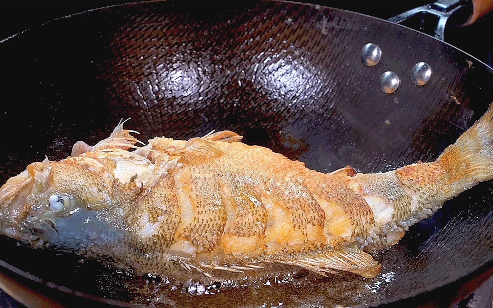 煎鱼时,先不要着急下锅,记住这两个步骤,煎的鱼不粘锅不破皮-他是个