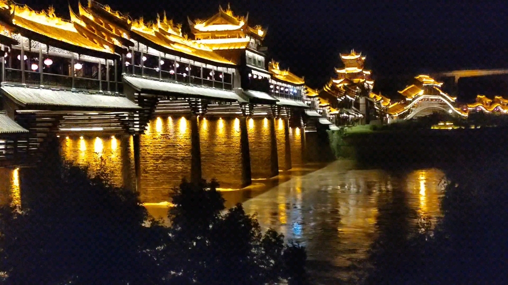 玉屏风雨桥夜景图片