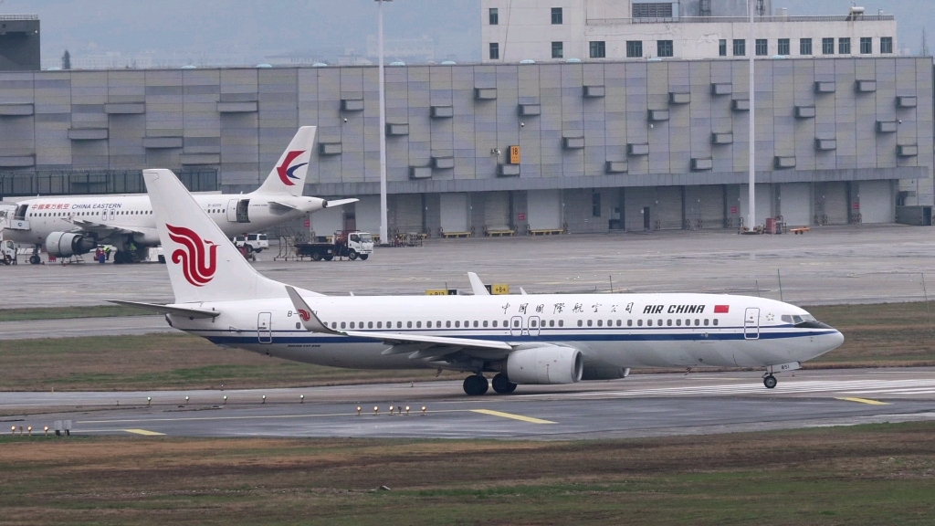 国航波音737-800滑行起飞