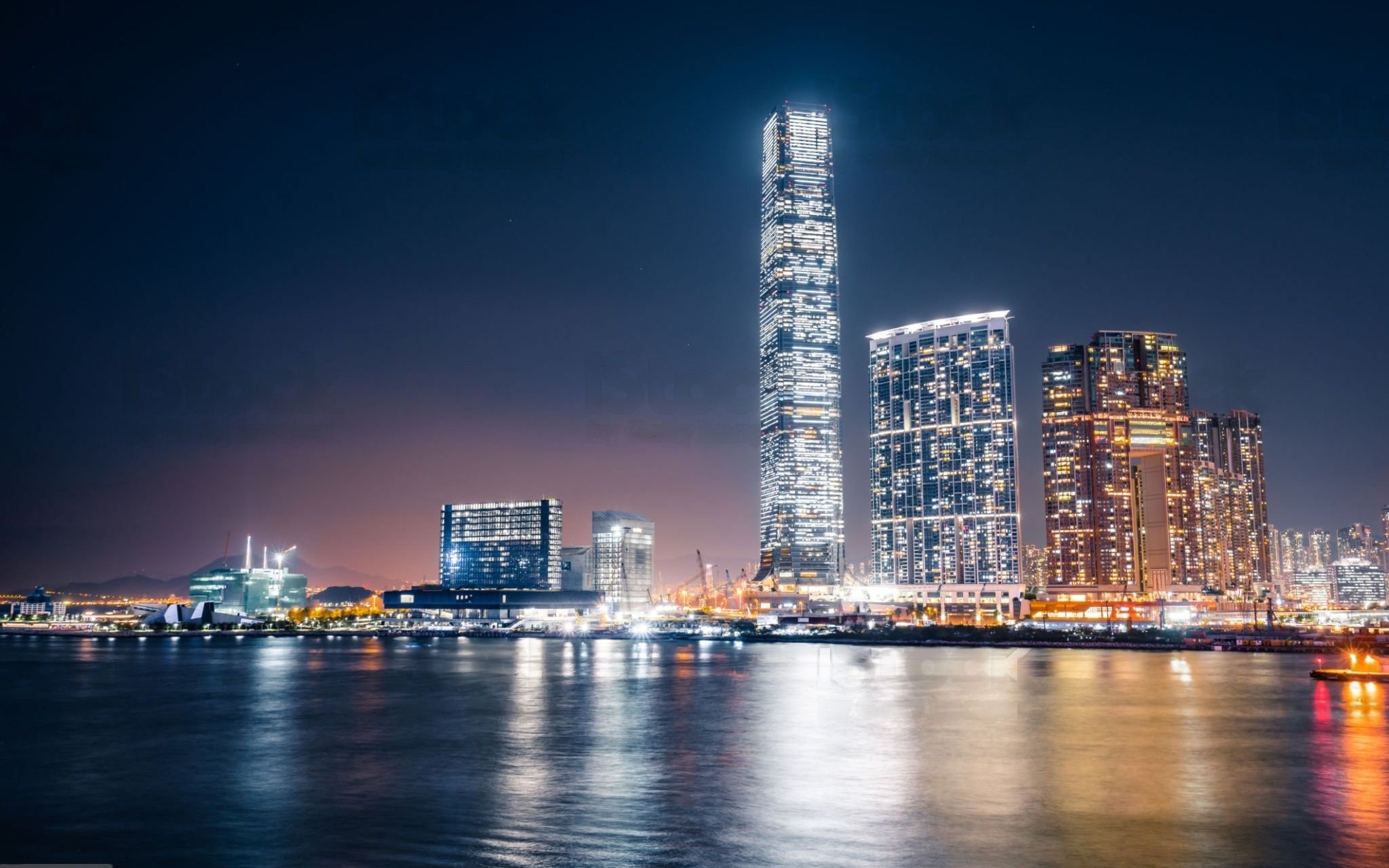 香港城市摩天大楼环球贸易广场和周围城市建筑夜景灯光