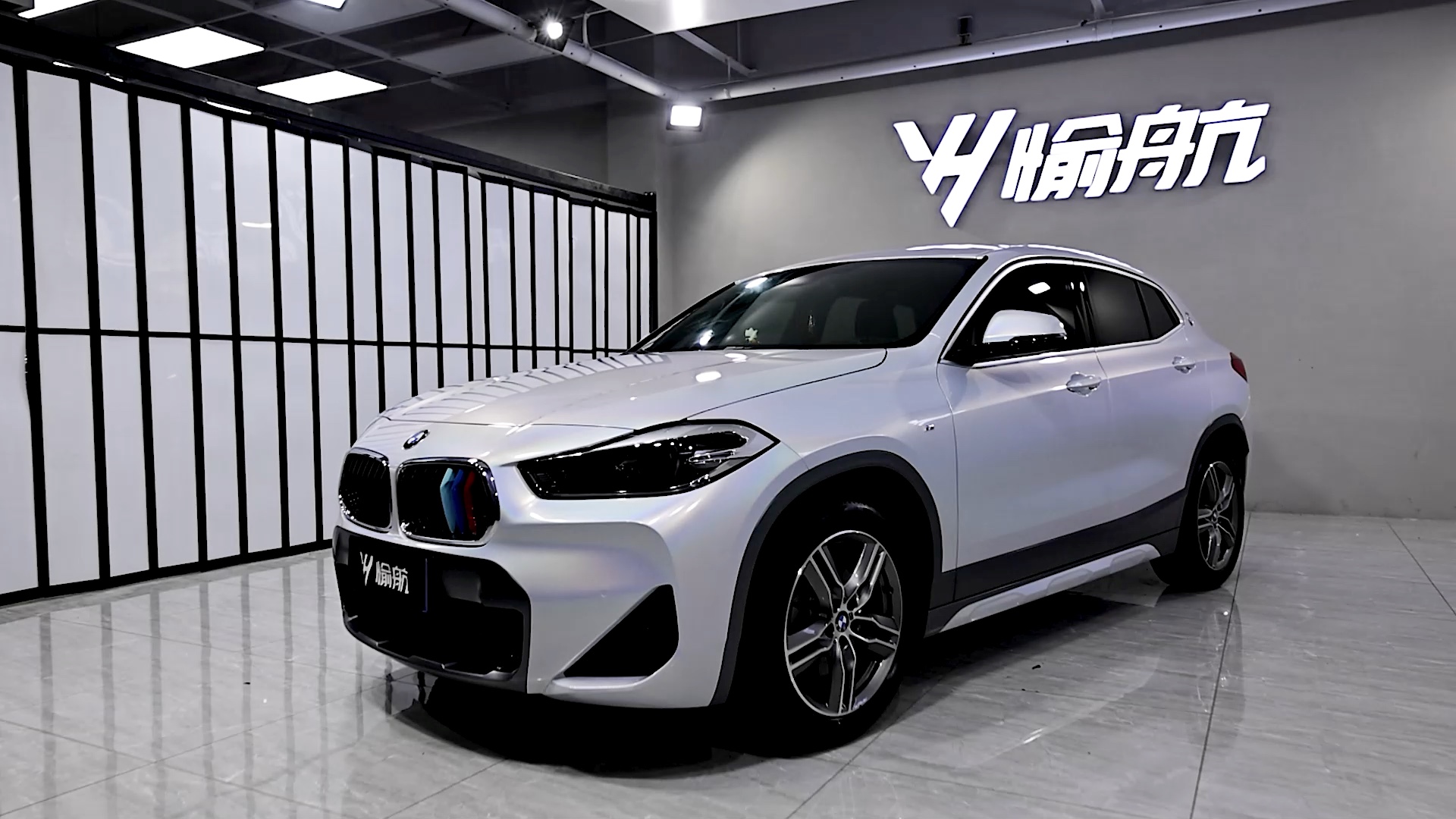 宝马x2,镭射白,夏日专属颜色.