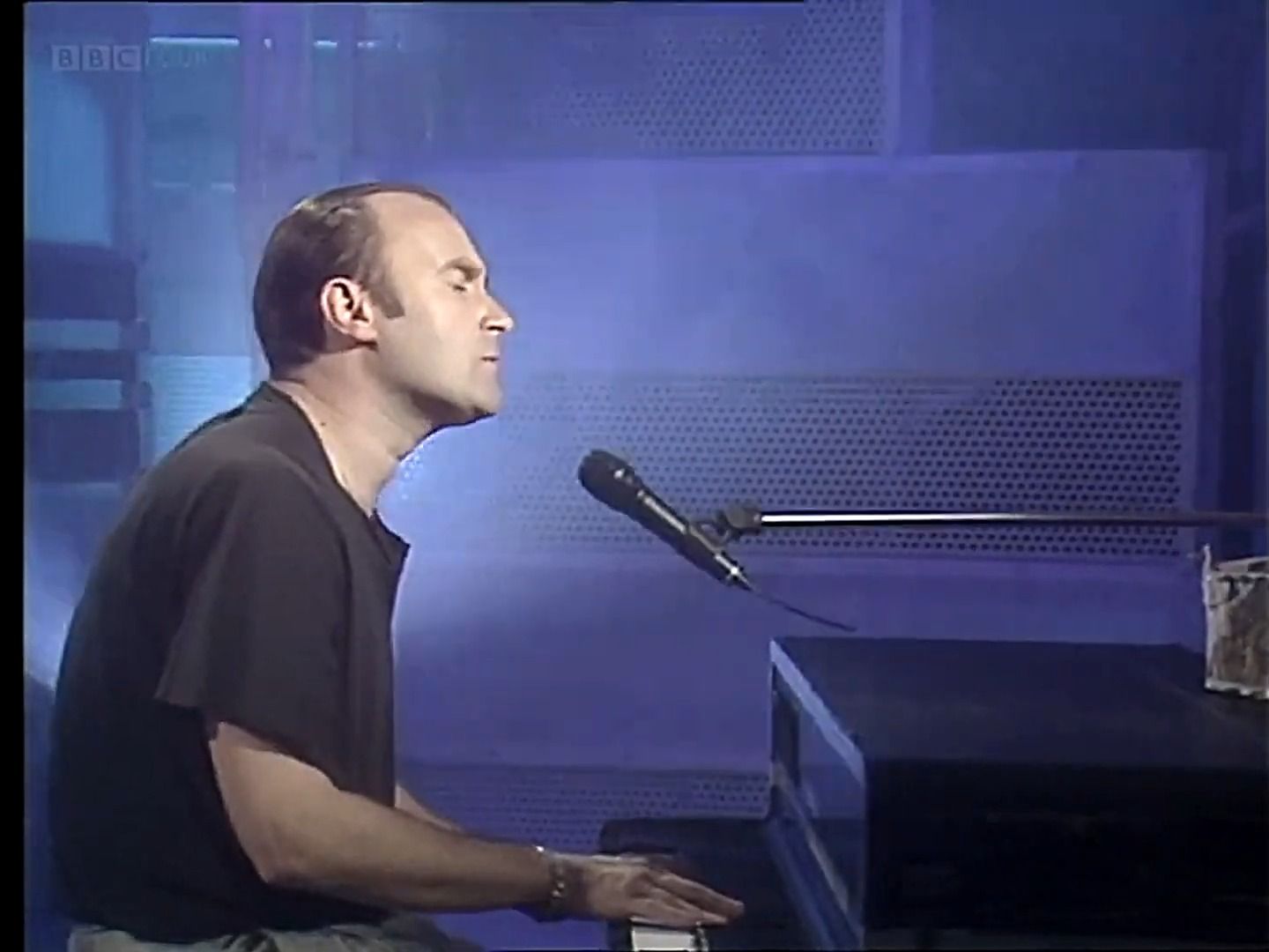 [图]Phil Collins - Another Day In Paradise - TOTP - 1989 [Remastered]