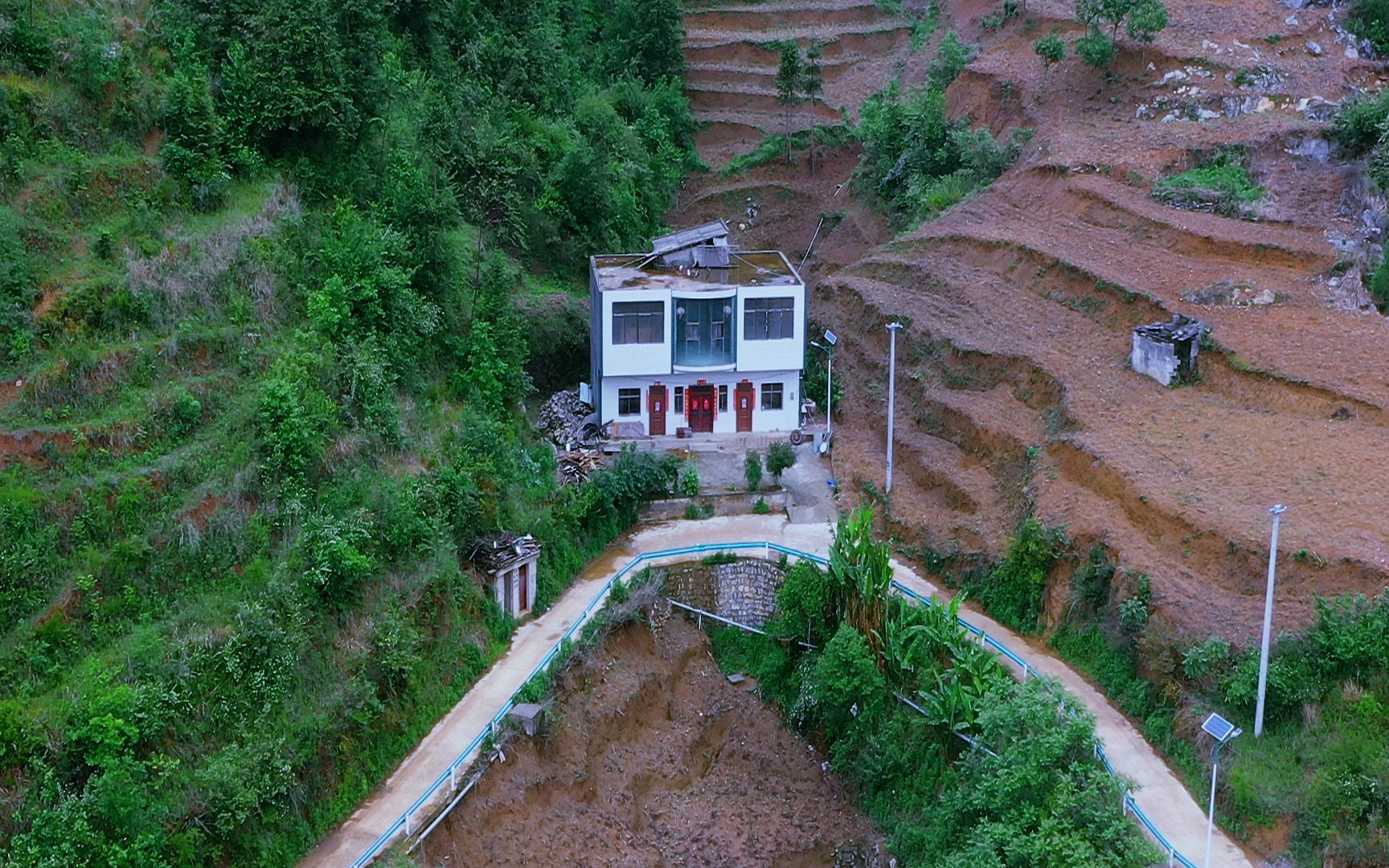 贵州一人家建房在山沟里,前面还是反弓路,庸师害人不浅?_哔哩哔哩_bil