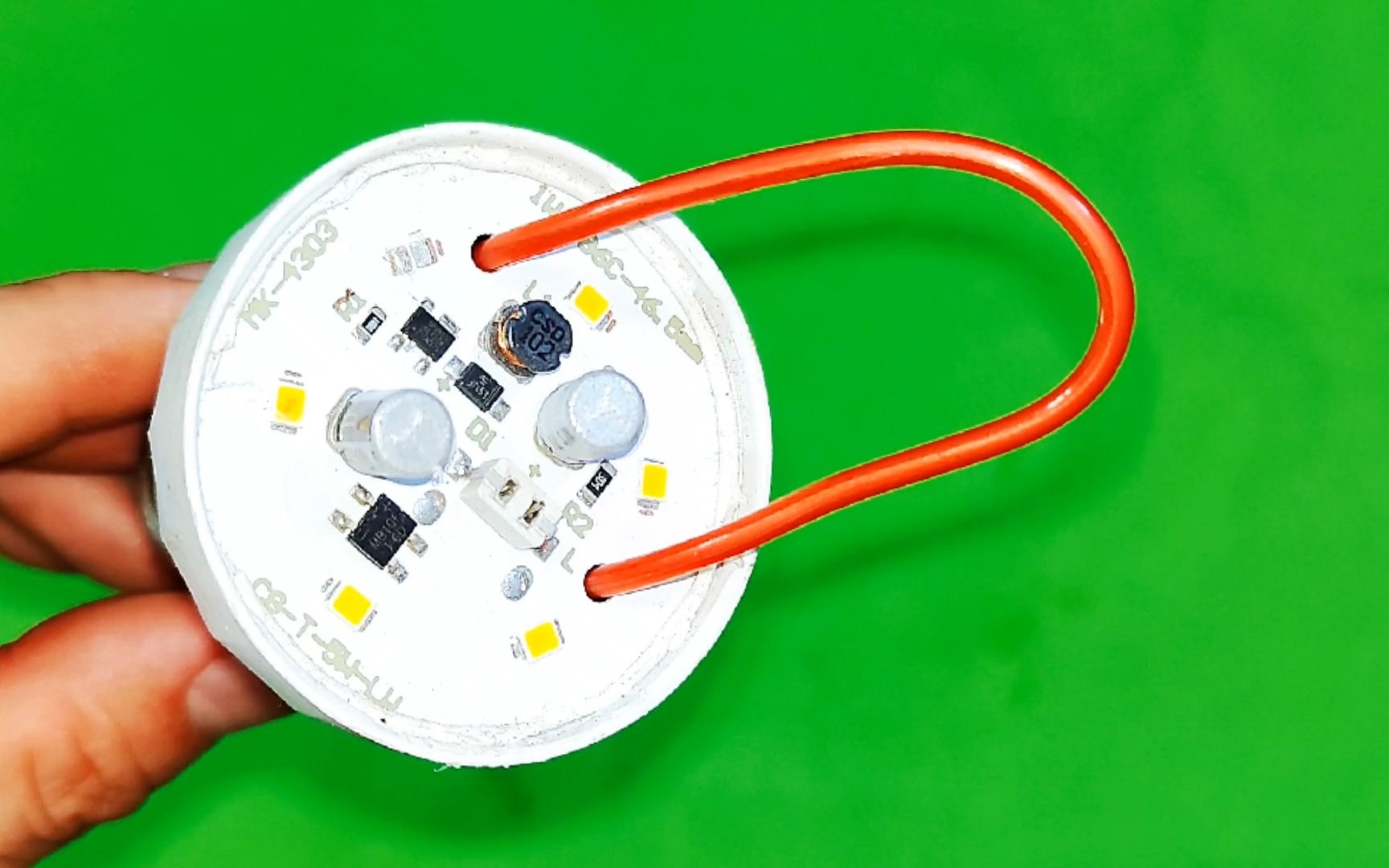 才知道,原来只用一根线就能修好led灯,就算是灯珠烧毁了也不怕