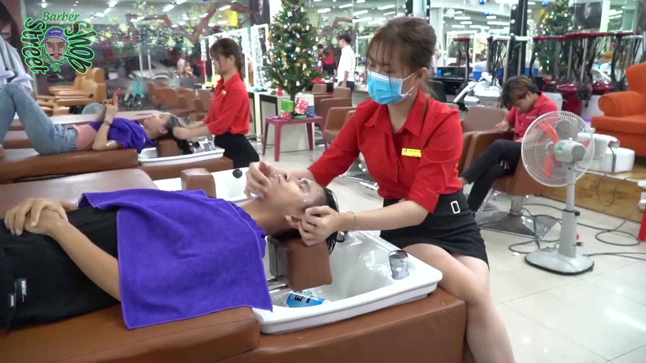 越南理发店beautiful girl massage face & wash hair 2020