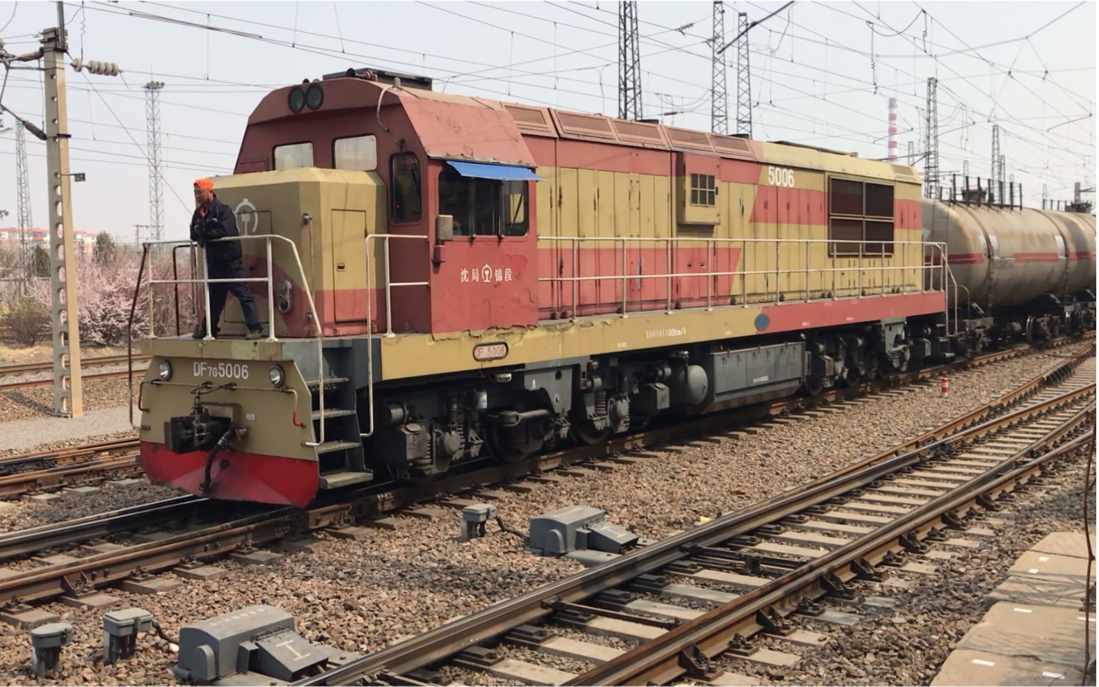 原涂装df7g5006 沈局锦段 牵引罐车路过_哔哩哔哩 (゜-゜)つロ 干杯