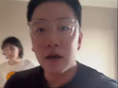 "好哇,麦扣,没想到你也弯了!