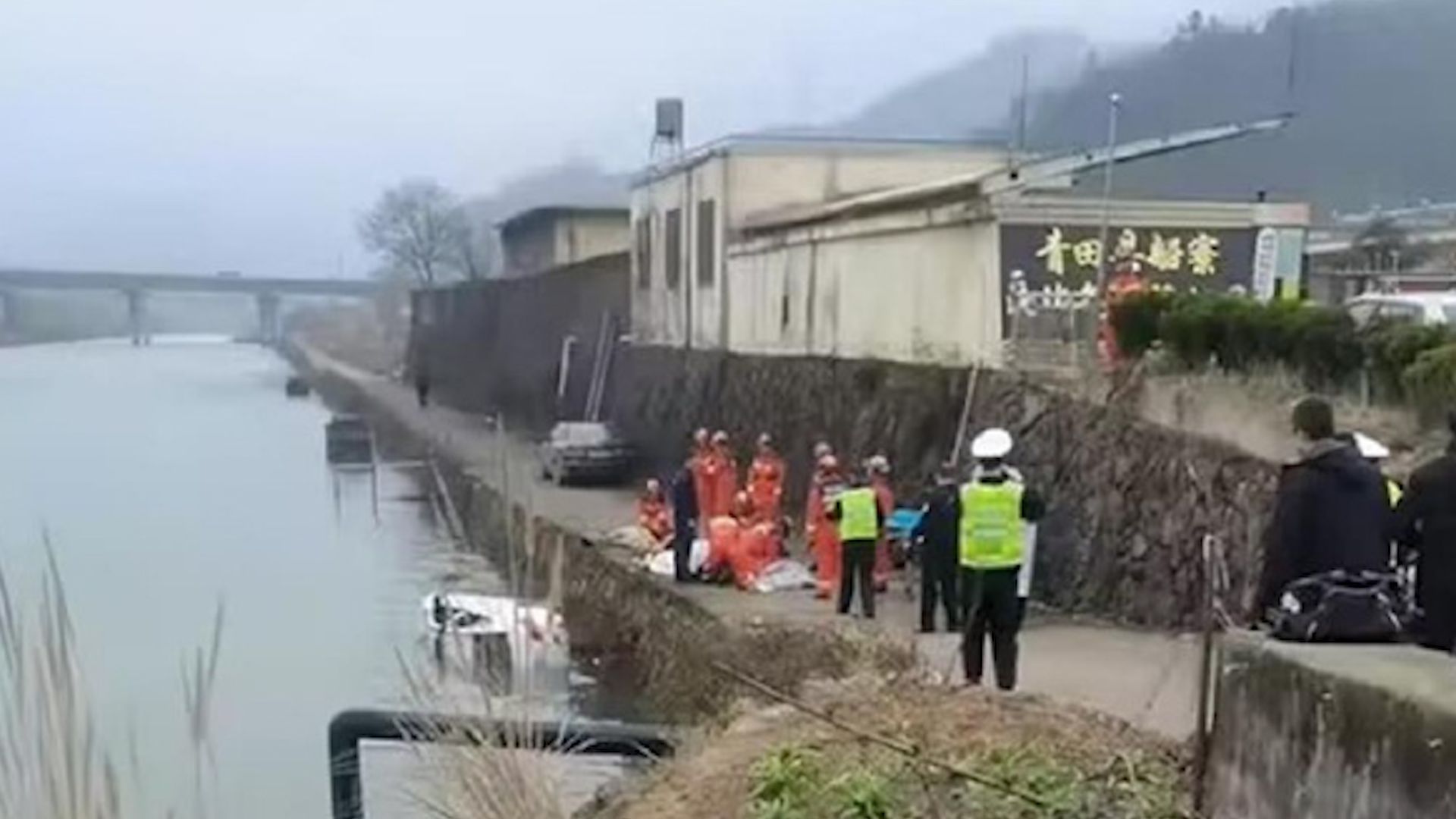 浙江轿车坠河致1家3口遇难,家属:幸存男童脑死亡,2幼女需帮扶哔哩哔哩bilibili